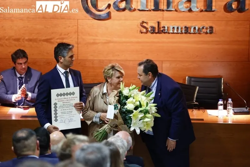 Entrega de la Medalla al Mérito de la Cámara de Comercio a 'El Mesón de Gonzalo'. Fotos: David Sañudo
