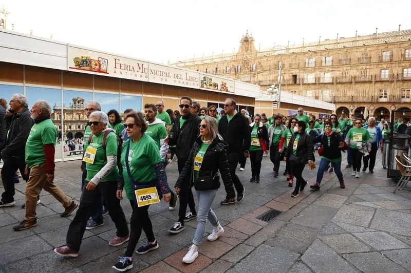 Foto 18 - Una marea verde de casi 15.000 salmantinos cierra filas contra el c&aacute;ncer