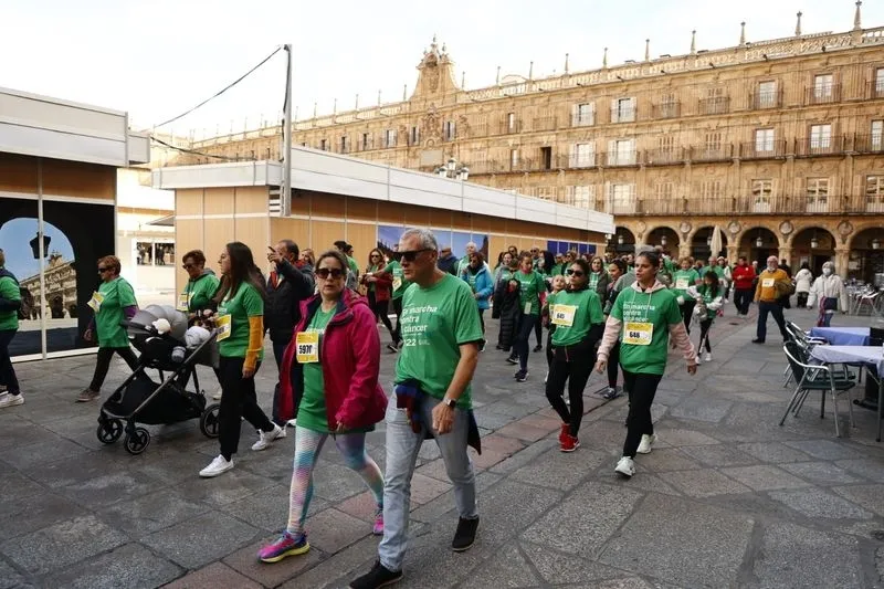 Foto 16 - Una marea verde de casi 15.000 salmantinos cierra filas contra el c&aacute;ncer