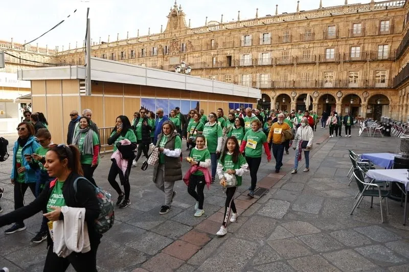 Foto 15 - Una marea verde de casi 15.000 salmantinos cierra filas contra el c&aacute;ncer