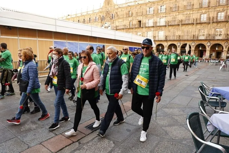 Foto 14 - Una marea verde de casi 15.000 salmantinos cierra filas contra el c&aacute;ncer