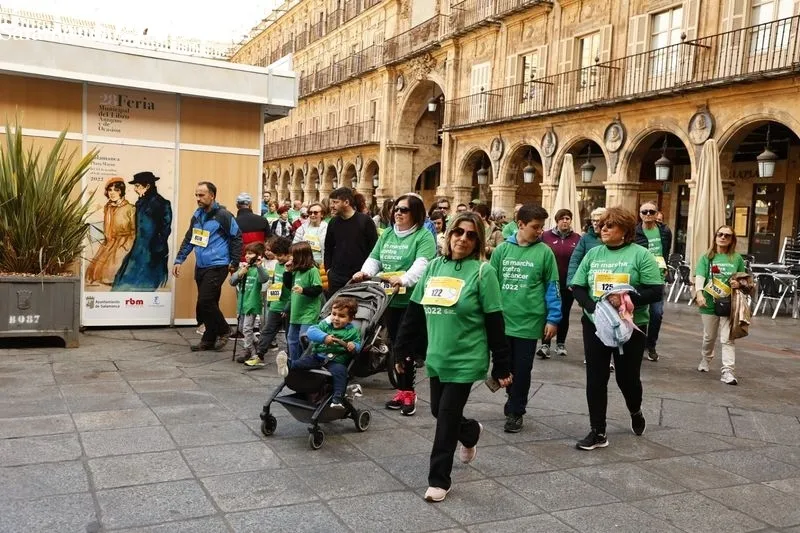 Foto 13 - Una marea verde de casi 15.000 salmantinos cierra filas contra el c&aacute;ncer