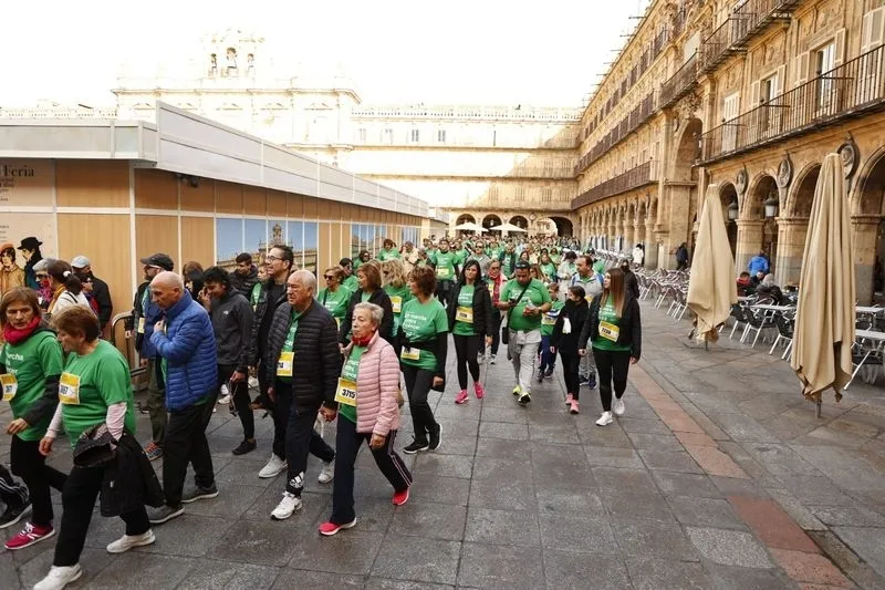 Foto 11 - Una marea verde de casi 15.000 salmantinos cierra filas contra el c&aacute;ncer