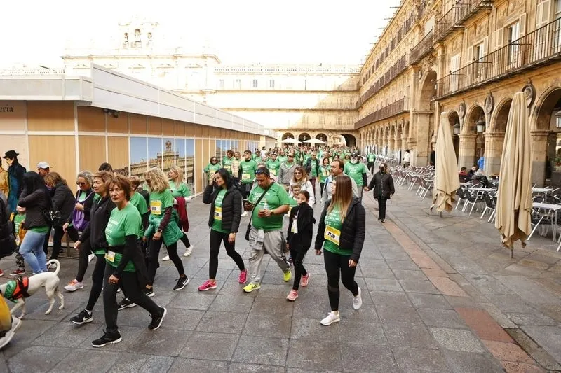 Foto 10 - Una marea verde de casi 15.000 salmantinos cierra filas contra el c&aacute;ncer