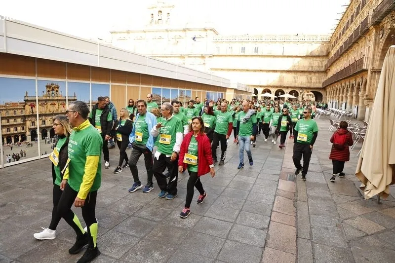 Foto 9 - Una marea verde de casi 15.000 salmantinos cierra filas contra el c&aacute;ncer