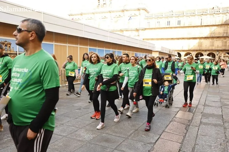 Foto 8 - Una marea verde de casi 15.000 salmantinos cierra filas contra el c&aacute;ncer