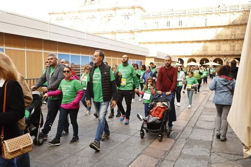 Foto 6 - Una marea verde de casi 15.000 salmantinos cierra filas contra el c&aacute;ncer