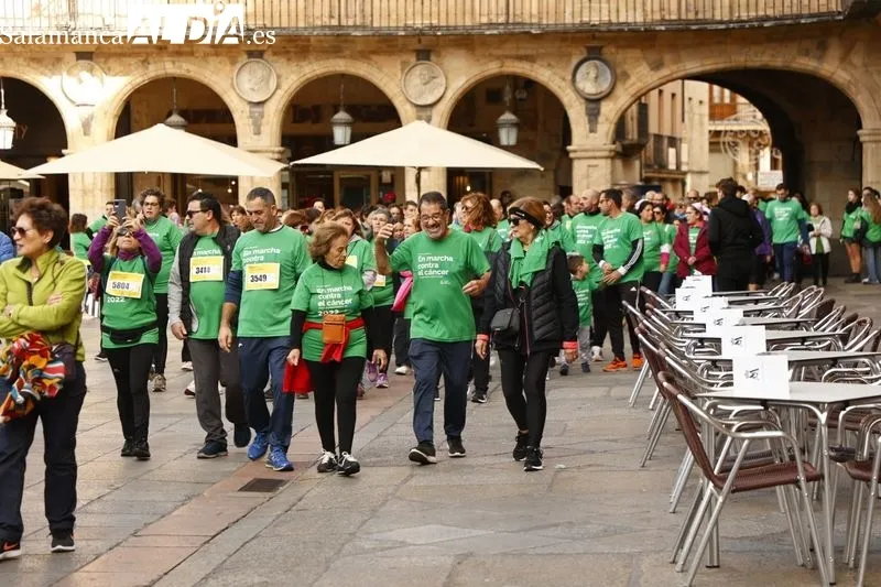 Foto 4 - Una marea verde de casi 15.000 salmantinos cierra filas contra el c&aacute;ncer