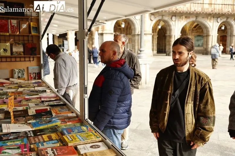 Ambiente en la Feria del Libro Antiguo y de Ocasión este domingo. Fotos: David Sañudo 