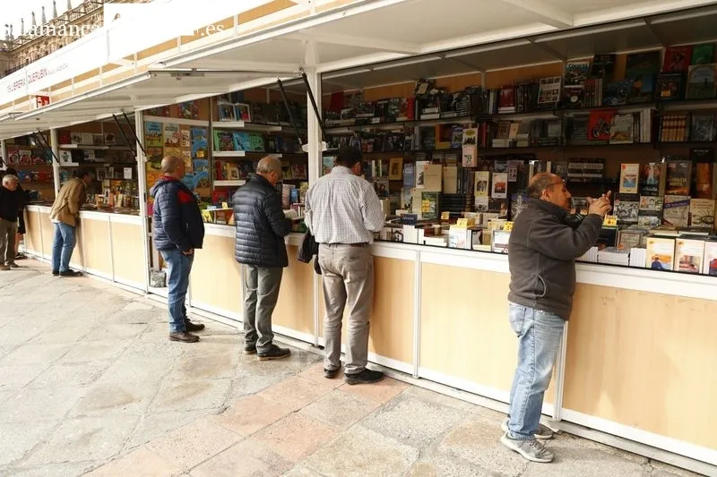 Ambiente en la Feria del Libro Antiguo y de Ocasión este domingo. Fotos: David Sañudo 