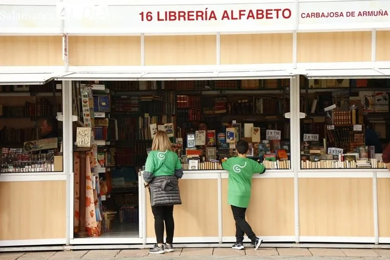 Ambiente en la Feria del Libro Antiguo y de Ocasión este domingo. Fotos: David Sañudo 