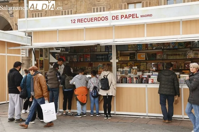 Ambiente en la Feria del Libro Antiguo y de Ocasión este domingo. Fotos: David Sañudo 