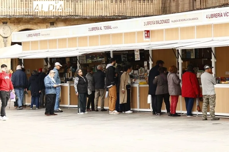 Ambiente en la Feria del Libro Antiguo y de Ocasión este domingo. Fotos: David Sañudo 