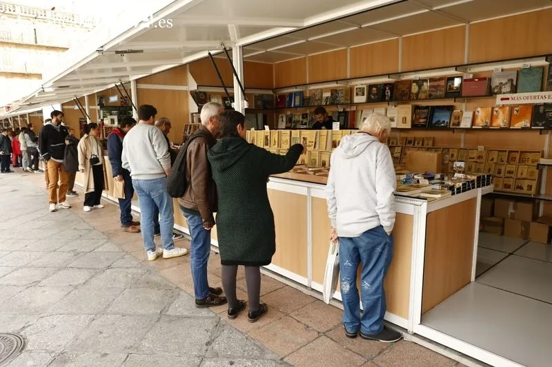 Ambiente en la Feria del Libro Antiguo y de Ocasión este domingo. Fotos: David Sañudo 
