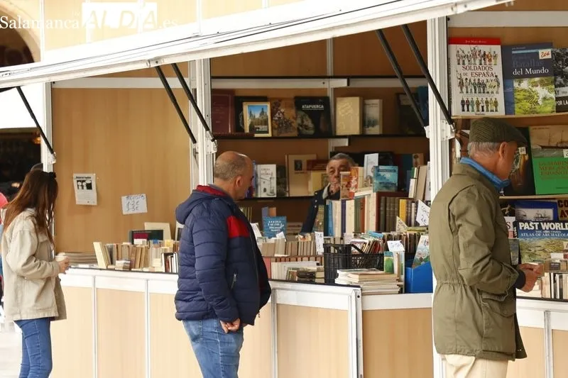 Ambiente en la Feria del Libro Antiguo y de Ocasión este domingo. Fotos: David Sañudo 