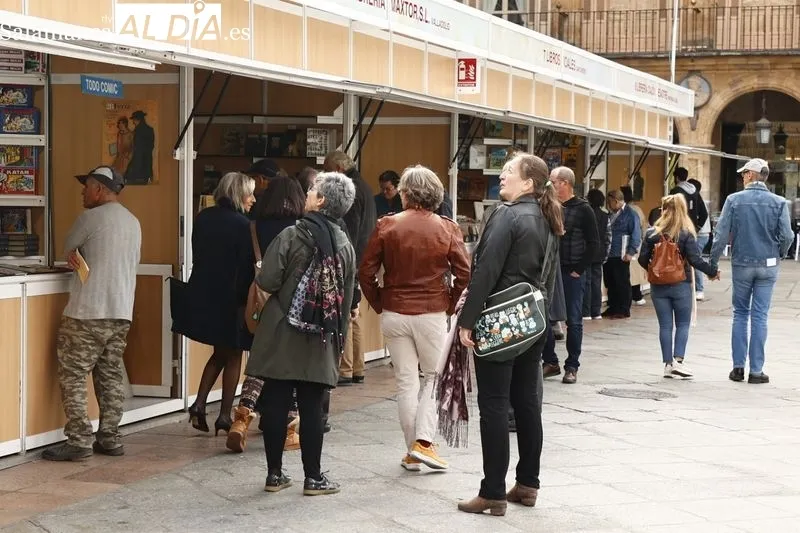 Ambiente en la Feria del Libro Antiguo y de Ocasión este domingo. Fotos: David Sañudo 