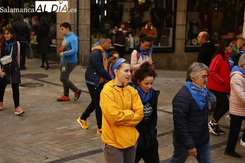 Participantes en la marcha 'Muévete por la diabetes' de este sábado en Salamanca. Fotos: David Sañudo