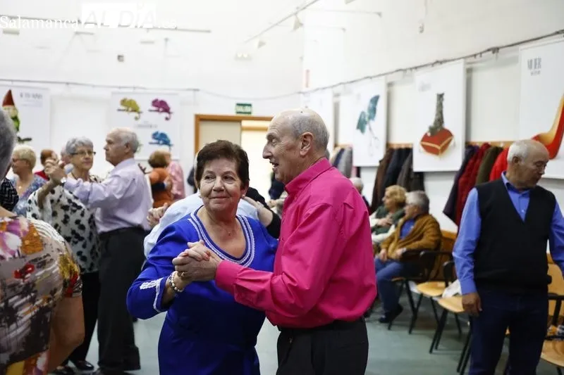 Numerosas personas han participado en el baile de gala de la Federación de Asociaciones de Mayores de Salamanca (Famasa). Fotos: David Sañudo