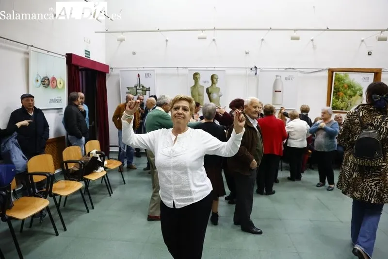 Numerosas personas han participado en el baile de gala de la Federación de Asociaciones de Mayores de Salamanca (Famasa). Fotos: David Sañudo