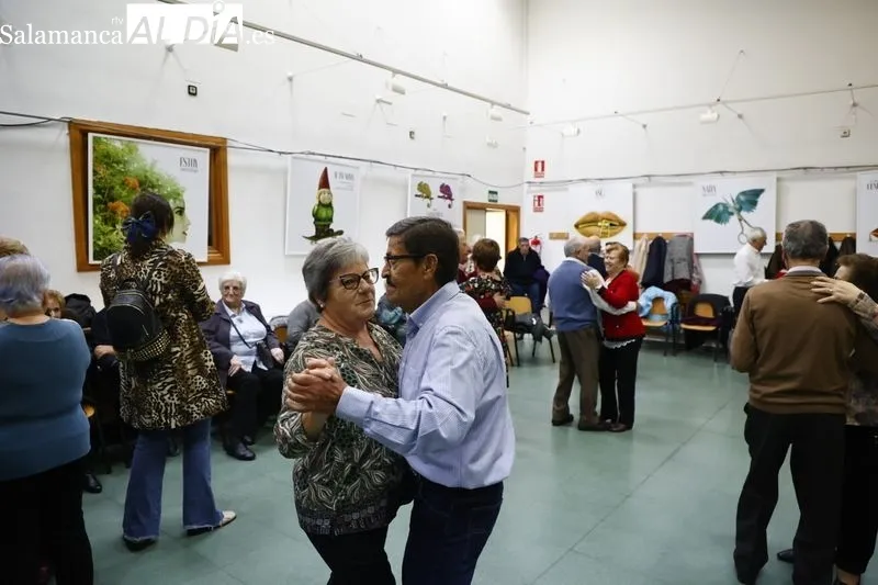 Numerosas personas han participado en el baile de gala de la Federación de Asociaciones de Mayores de Salamanca (Famasa). Fotos: David Sañudo