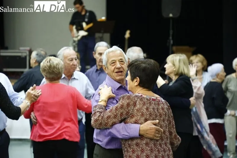 Numerosas personas han participado en el baile de gala de la Federación de Asociaciones de Mayores de Salamanca (Famasa). Fotos: David Sañudo