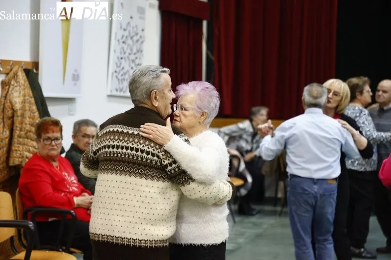Numerosas personas han participado en el baile de gala de la Federación de Asociaciones de Mayores de Salamanca (Famasa). Fotos: David Sañudo