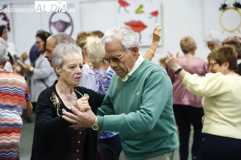 Numerosas personas han participado en el baile de gala de la Federación de Asociaciones de Mayores de Salamanca (Famasa). Fotos: David Sañudo