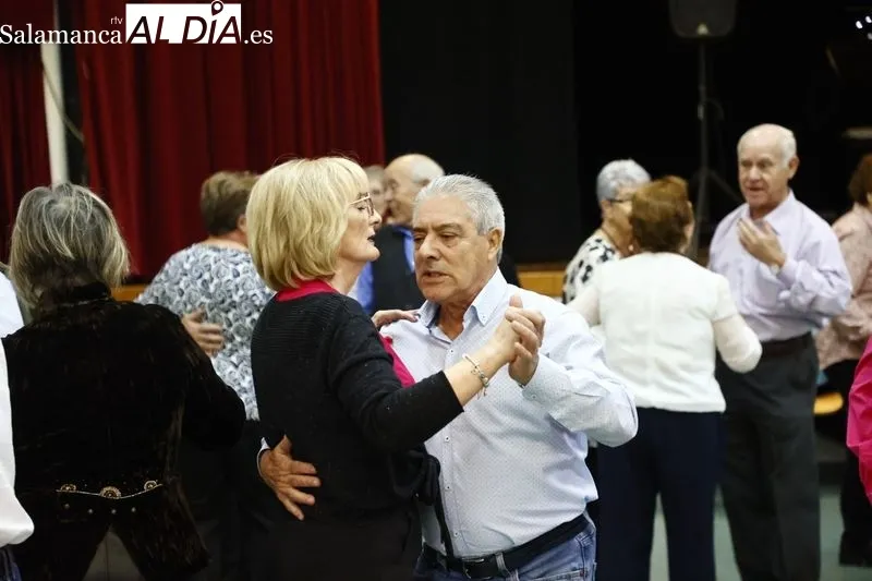 Numerosas personas han participado en el baile de gala de la Federación de Asociaciones de Mayores de Salamanca (Famasa). Fotos: David Sañudo
