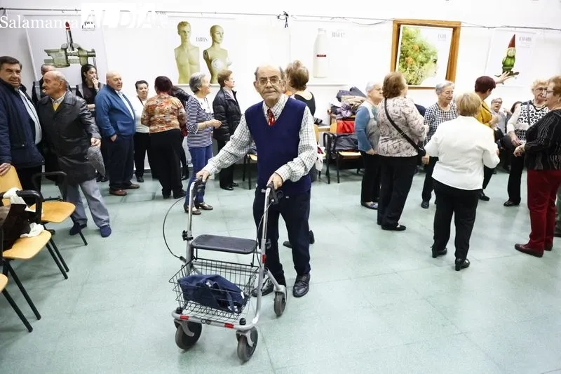 Numerosas personas han participado en el baile de gala de la Federación de Asociaciones de Mayores de Salamanca (Famasa). Fotos: David Sañudo