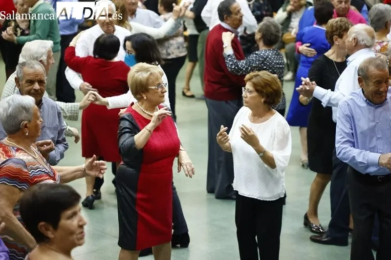 Numerosas personas han participado en el baile de gala de la Federación de Asociaciones de Mayores de Salamanca (Famasa). Fotos: David Sañudo