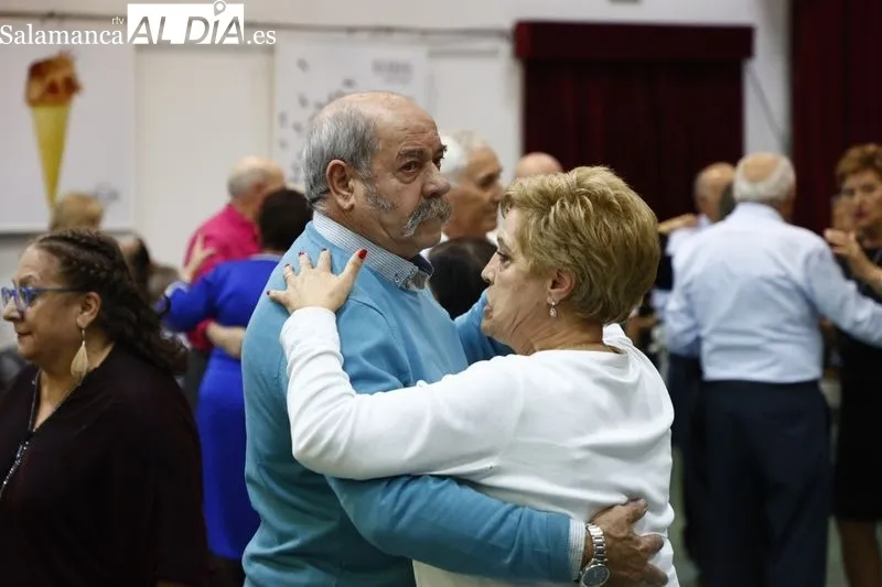 Numerosas personas han participado en el baile de gala de la Federación de Asociaciones de Mayores de Salamanca (Famasa). Fotos: David Sañudo