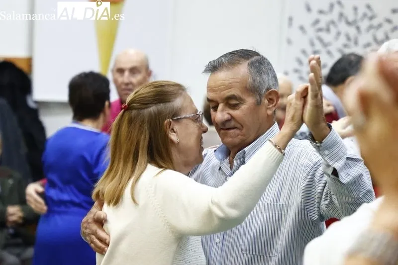 Numerosas personas han participado en el baile de gala de la Federación de Asociaciones de Mayores de Salamanca (Famasa). Fotos: David Sañudo