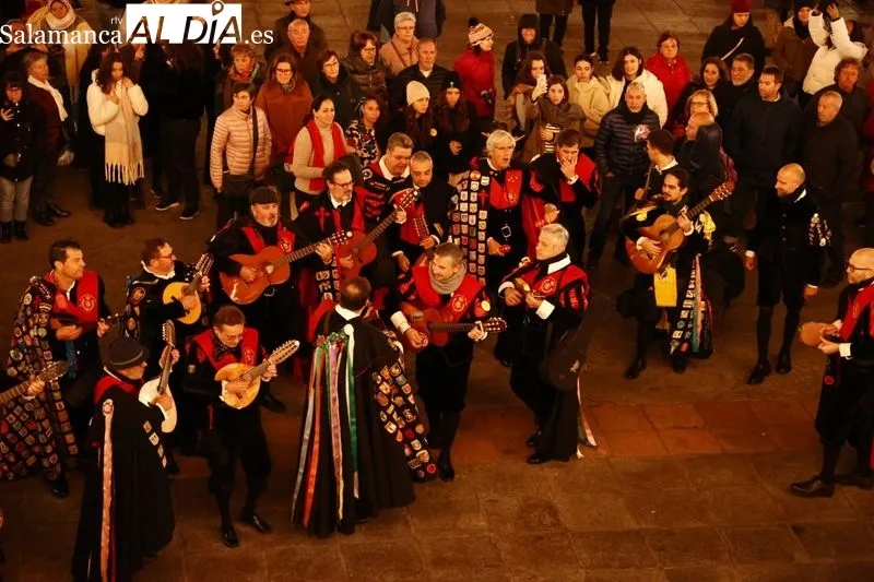 La tuna llena de cánticos y bailes las calles de Salamanca. Fotos: David Sañudo