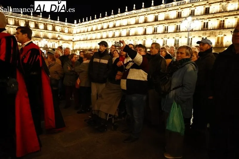 La tuna llena de cánticos y bailes las calles de Salamanca. Fotos: David Sañudo