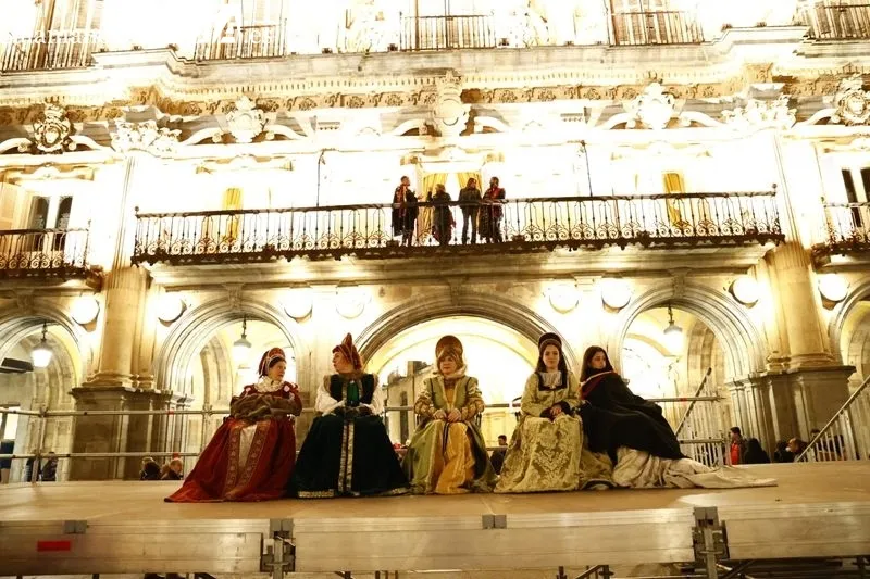 La tuna llena de cánticos y bailes las calles de Salamanca. Fotos: David Sañudo