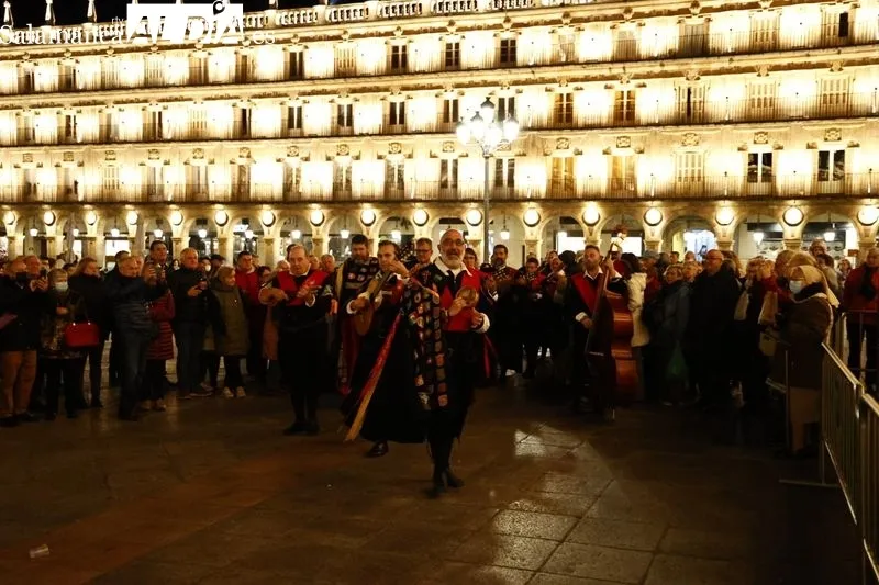 La tuna llena de cánticos y bailes las calles de Salamanca. Fotos: David Sañudo