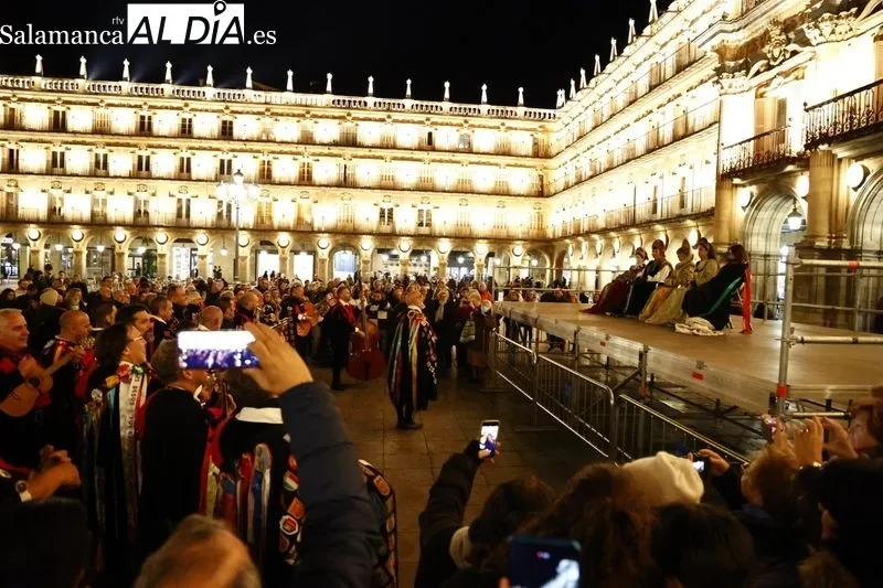 La tuna llena de cánticos y bailes las calles de Salamanca. Fotos: David Sañudo