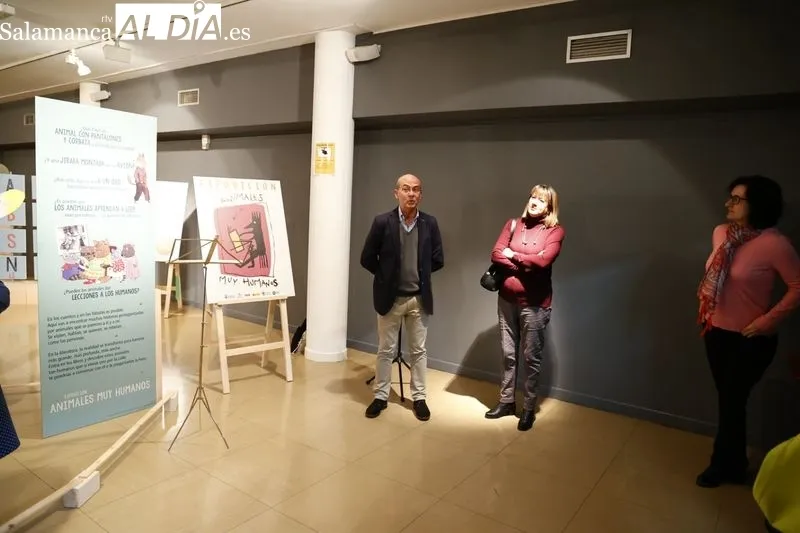 Inauguración de la tercera edición del Salón del Libro Infantil y Juvenil de Salamanca en la biblioteca Torrente Ballester. Fotos: David Sañudo