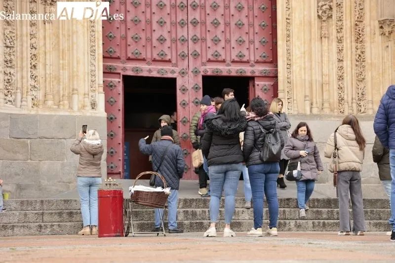 Ambiente en el centro y zonas monumentales de Salamanca en la mañana de este domingo. Fotos: David Sañudo