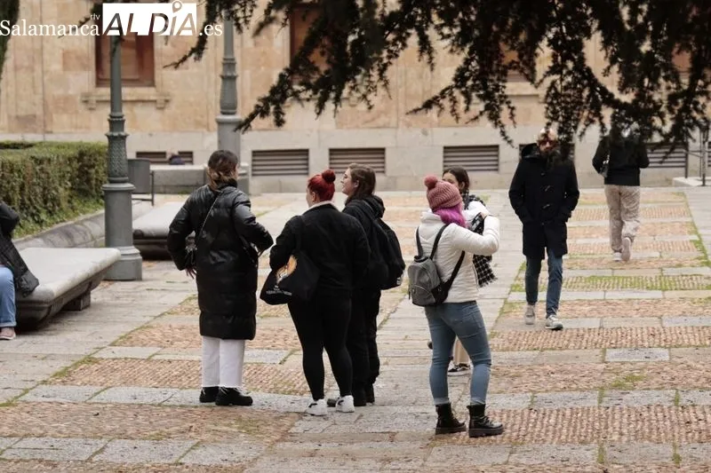 Ambiente en el centro y zonas monumentales de Salamanca en la mañana de este domingo. Fotos: David Sañudo