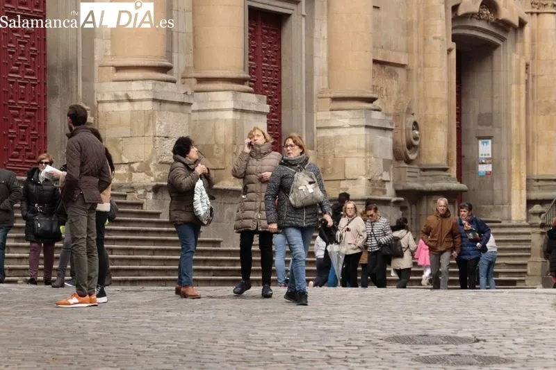 Ambiente en el centro y zonas monumentales de Salamanca en la mañana de este domingo. Fotos: David Sañudo