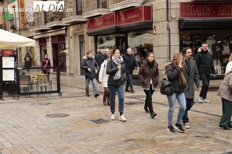 Ambiente en el centro y zonas monumentales de Salamanca en la mañana de este domingo. Fotos: David Sañudo