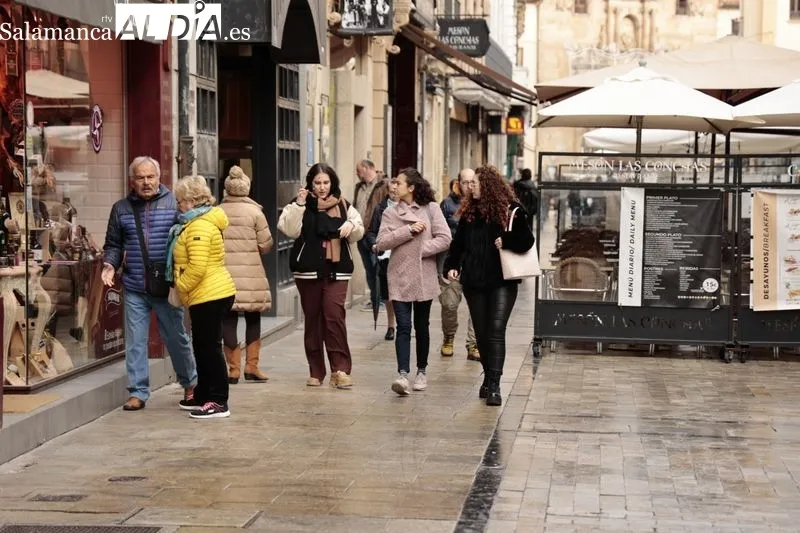Ambiente en el centro y zonas monumentales de Salamanca en la mañana de este domingo. Fotos: David Sañudo