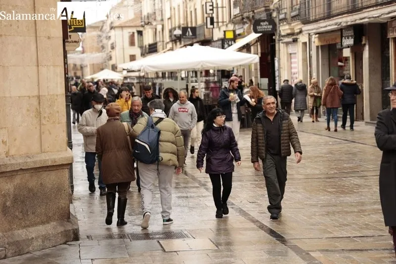 Ambiente en el centro y zonas monumentales de Salamanca en la mañana de este domingo. Fotos: David Sañudo