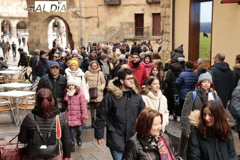 Ambiente en el centro y zonas monumentales de Salamanca en la mañana de este domingo. Fotos: David Sañudo