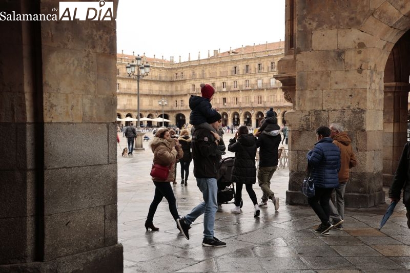 Ambiente en el centro y zonas monumentales de Salamanca en la mañana de este domingo. Fotos: David Sañudo