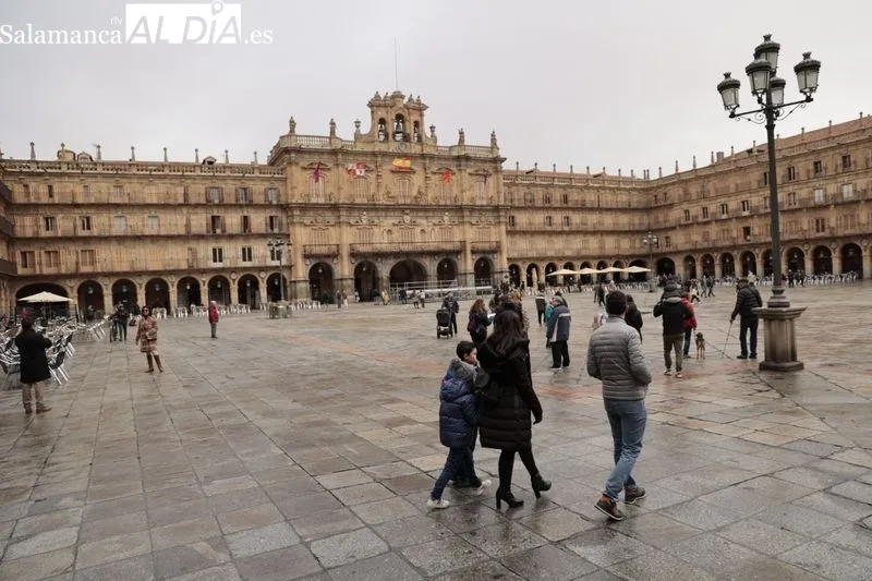 Ambiente en el centro y zonas monumentales de Salamanca en la mañana de este domingo. Fotos: David Sañudo