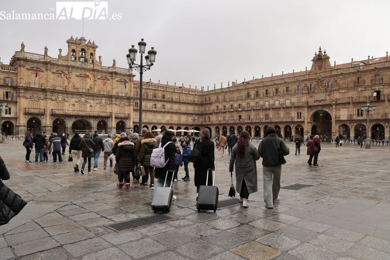 Ambiente en el centro y zonas monumentales de Salamanca en la mañana de este domingo. Fotos: David Sañudo