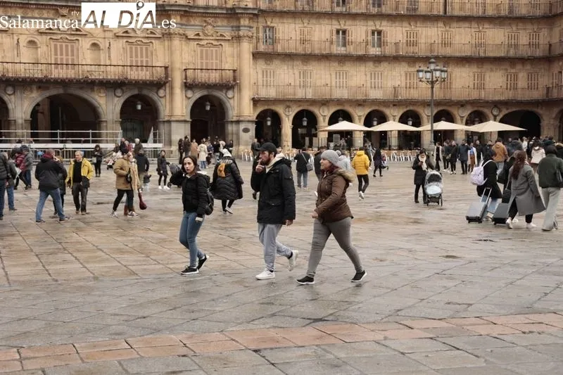 Ambiente en el centro y zonas monumentales de Salamanca en la mañana de este domingo. Fotos: David Sañudo