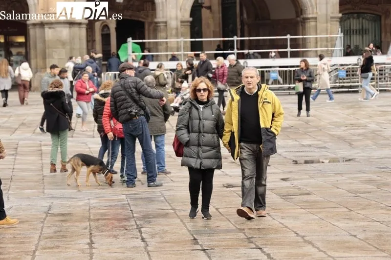 Ambiente en el centro y zonas monumentales de Salamanca en la mañana de este domingo. Fotos: David Sañudo